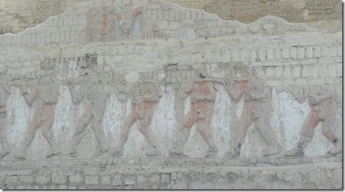 06 El Brujo, captives on wall