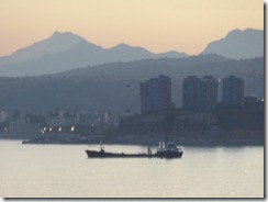06 Valparaiso bay with mountains at sunrise