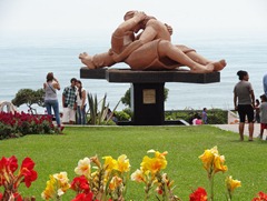 24 Kissing Indians statue in Lima park