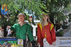 09 Giant puppets at house entrance