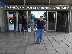 22 Mary by entrance to Biblioteca National