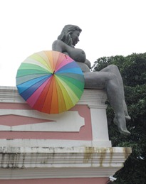 25 Olinda bldg statue