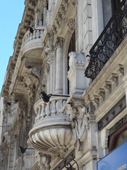 29 Ornate bldg with balcony on Avenida 18 de Julio