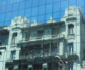 29 reflected bldg on Avenida 18 de Julio