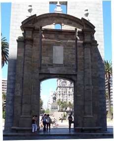 39 Rick at City gate, with Plaza Independencia behind