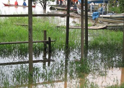 04 Boats from grass hut