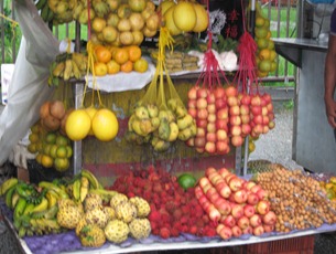 05 Fruit & vegetable stand in area below cathedral