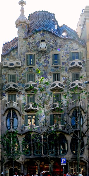 273a. Barcelona_Casa Battlo panorama_ShiftN