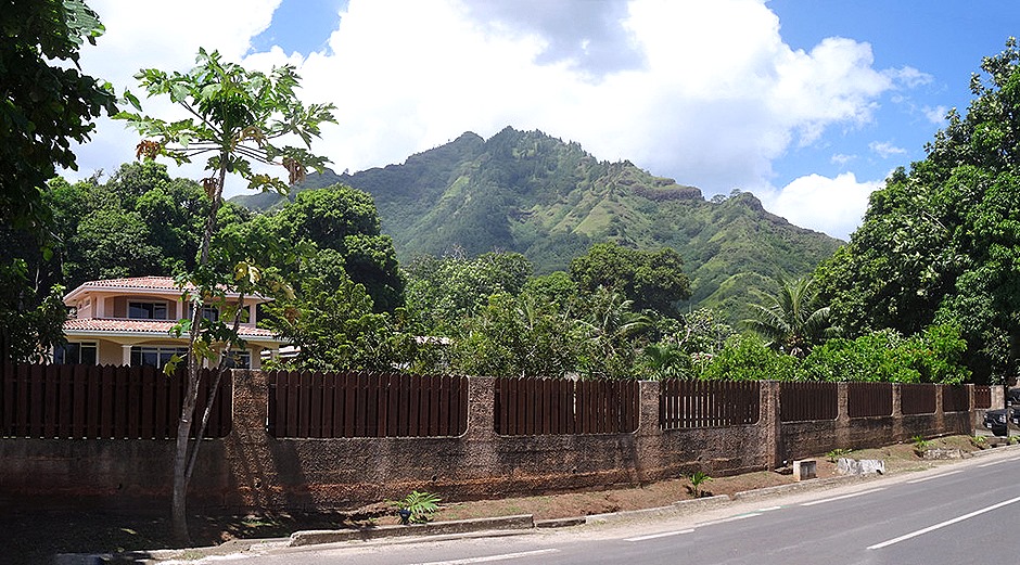 21a. Opanuhu Bay, Moorea_stitch