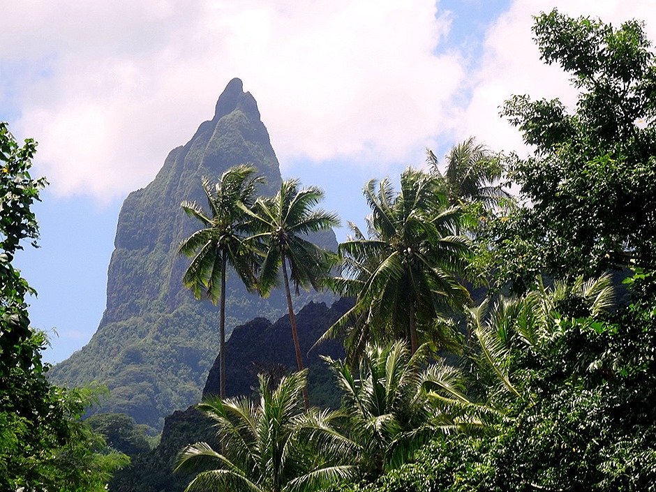 42. Opanuhu Bay, Moorea