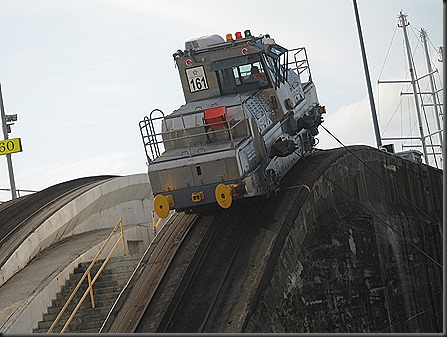 08 Mule surmounting incline at Gatun